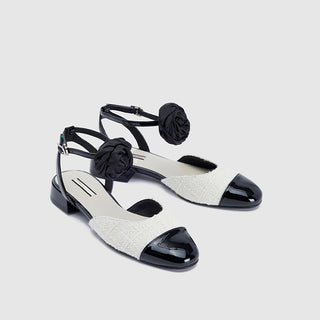 Low-heeled beach sandals