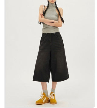Light-washed denim jorts