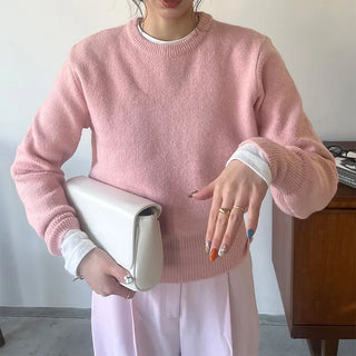 Simple and colorful knitwear