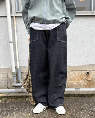 Stitch pocket raw denim pants