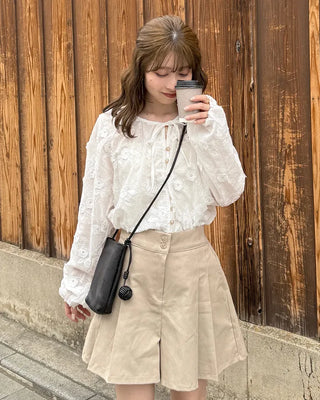 Short pleated pants