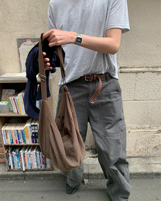 Pigmented side pockets, stitched details, wide cotton pants