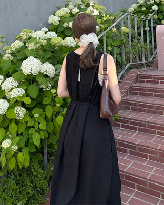 String pleated sleeveless long dress