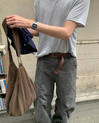 Pigmented side pockets, stitched details, wide cotton pants