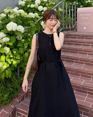String pleated sleeveless long dress