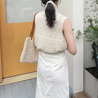 Button-point sleeveless knit