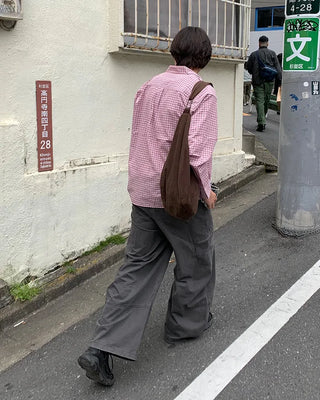 Pigmented side pockets, stitched details, wide cotton pants