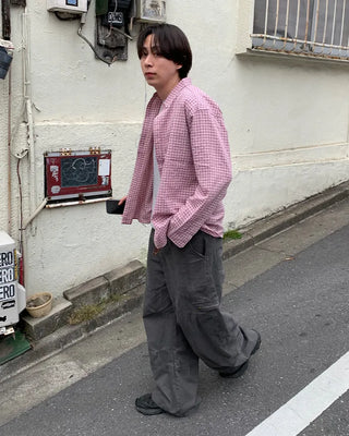 Pigmented side pockets, stitched details, wide cotton pants
