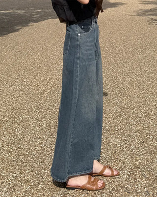Slit-line long denim skirt