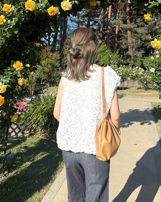 Flower pattern sleeveless blouse