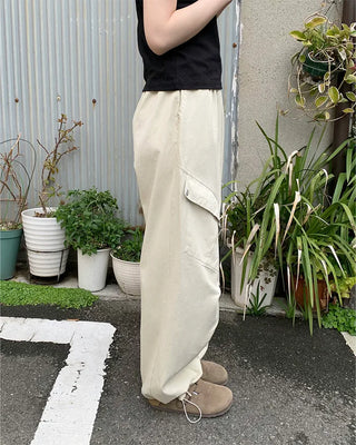 Cargo pants with elastic waistband and drawstring