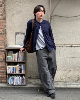 Pigmented side pockets, stitched details, wide cotton pants