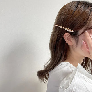 Asymmetrical hairpin