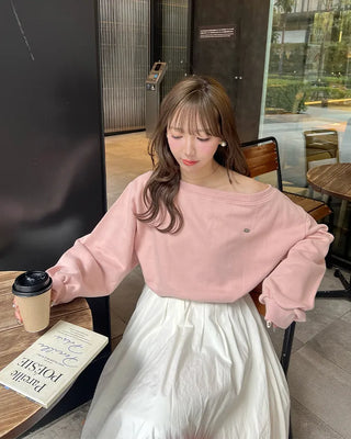 Off-shoulder loose sweatshirt