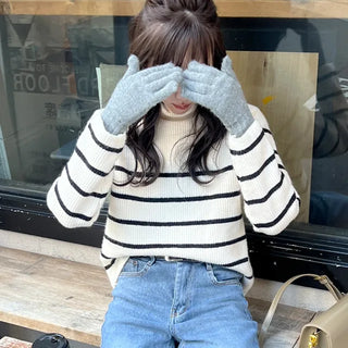 Finger hole label point gloves