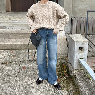 Loose-fitting cable knit round neck sweater