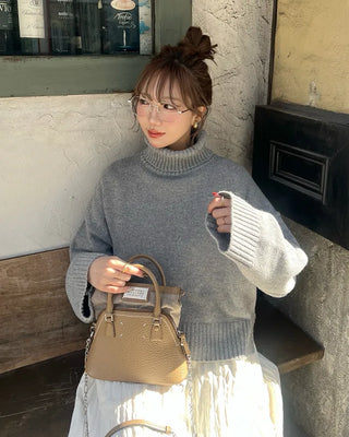 Side-slit cropped turtleneck knit