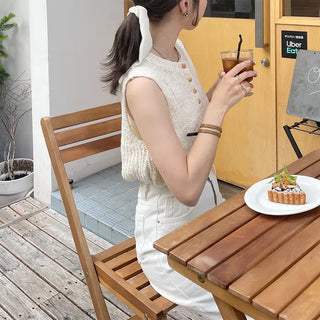 Button-point sleeveless knit