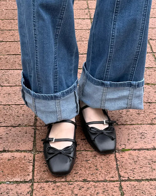 Two-strap flat shoes
