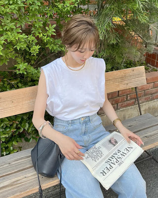 Simple sleeveless T-shirt