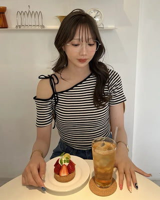 One-shoulder striped short-sleeved T-shirt