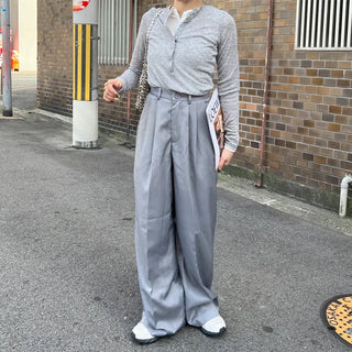 Wide-fit slacks with two pleats