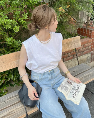 Simple sleeveless T-shirt