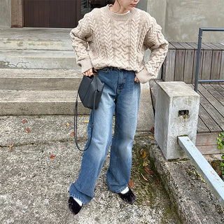 Loose-fitting cable knit round neck sweater