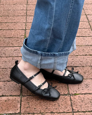 Two-strap flat shoes