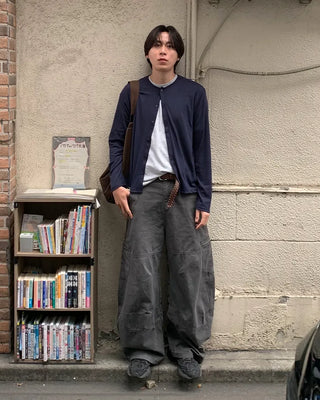 Pigmented side pockets, stitched details, wide cotton pants