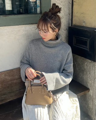 Side-slit cropped turtleneck knit