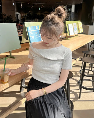 Off-shoulder front twist t-shirt