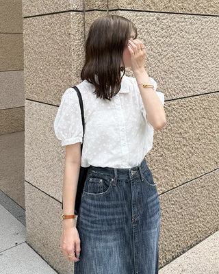 Flower punched short-sleeved blouse