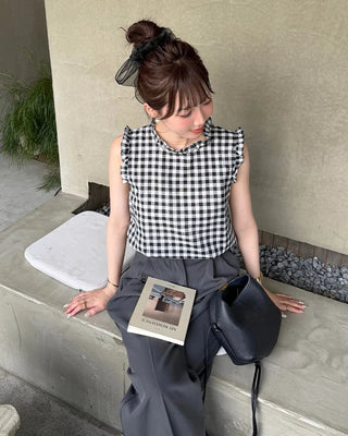 Frilled gingham check sleeveless blouse