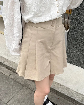 Short pleated pants