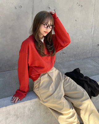 Semi-cropped V-neck sweatshirt