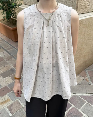Heart pattern sleeveless blouse