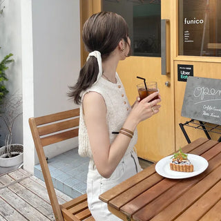 Button-point sleeveless knit