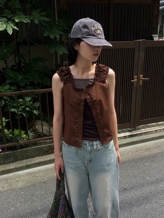 Sleeveless frill blouse