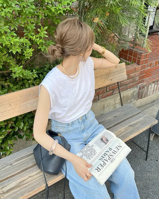 Simple sleeveless T-shirt