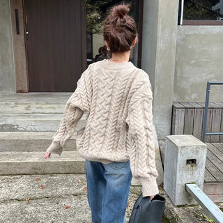 Loose-fitting cable knit round neck sweater