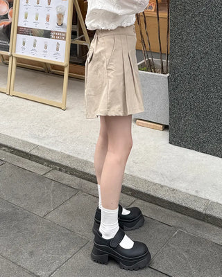 Short pleated pants