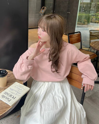 Off-shoulder loose sweatshirt