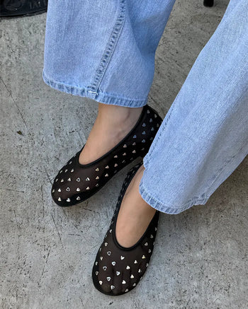 Heart-shaped mesh flat shoes