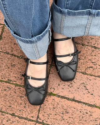 Two-strap flat shoes