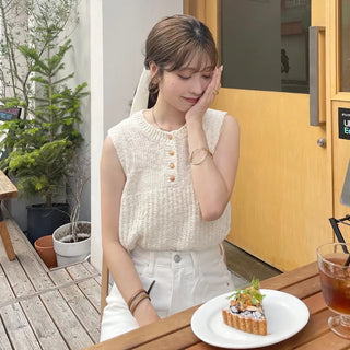Button-point sleeveless knit