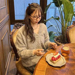 Loose-fit V-neck knit cardigan