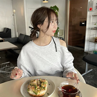 One-off shoulder cropped sweatshirt