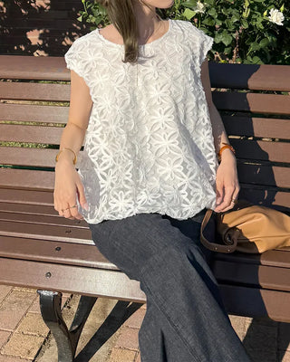 Flower pattern sleeveless blouse