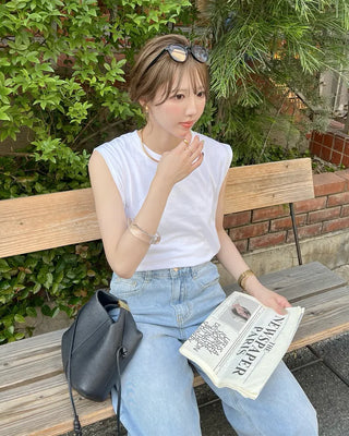 Simple sleeveless T-shirt